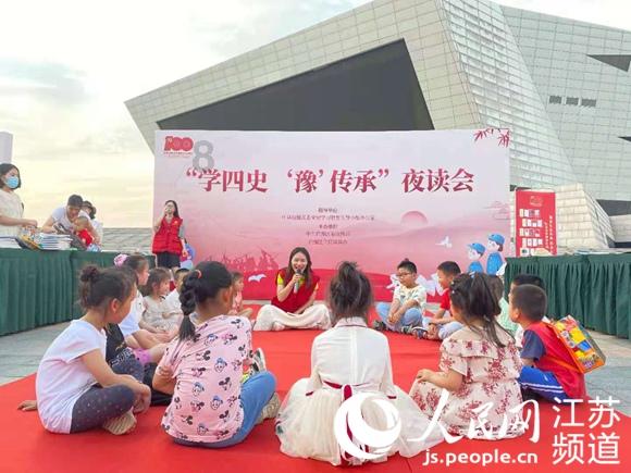要想将白T穿出清爽自然的少年感，该如何搭配？游戏画面